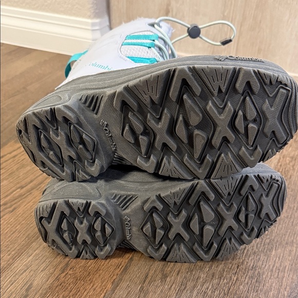 Columbia Women’s Gray and Teal Snow Boots - Picture 8 of 12